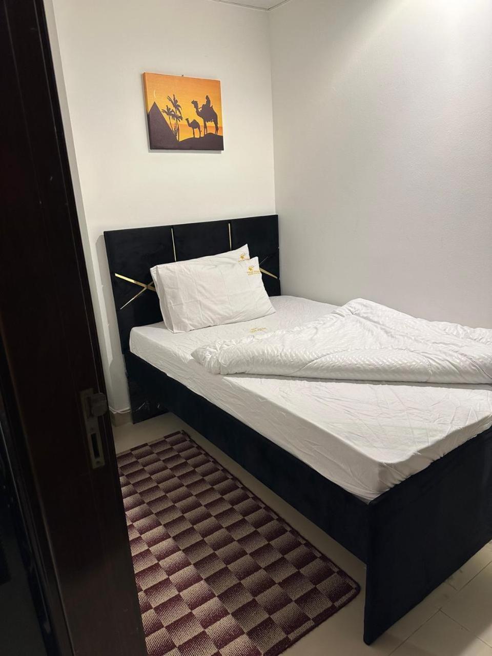Four Stars Hostel Dubai Esterno foto