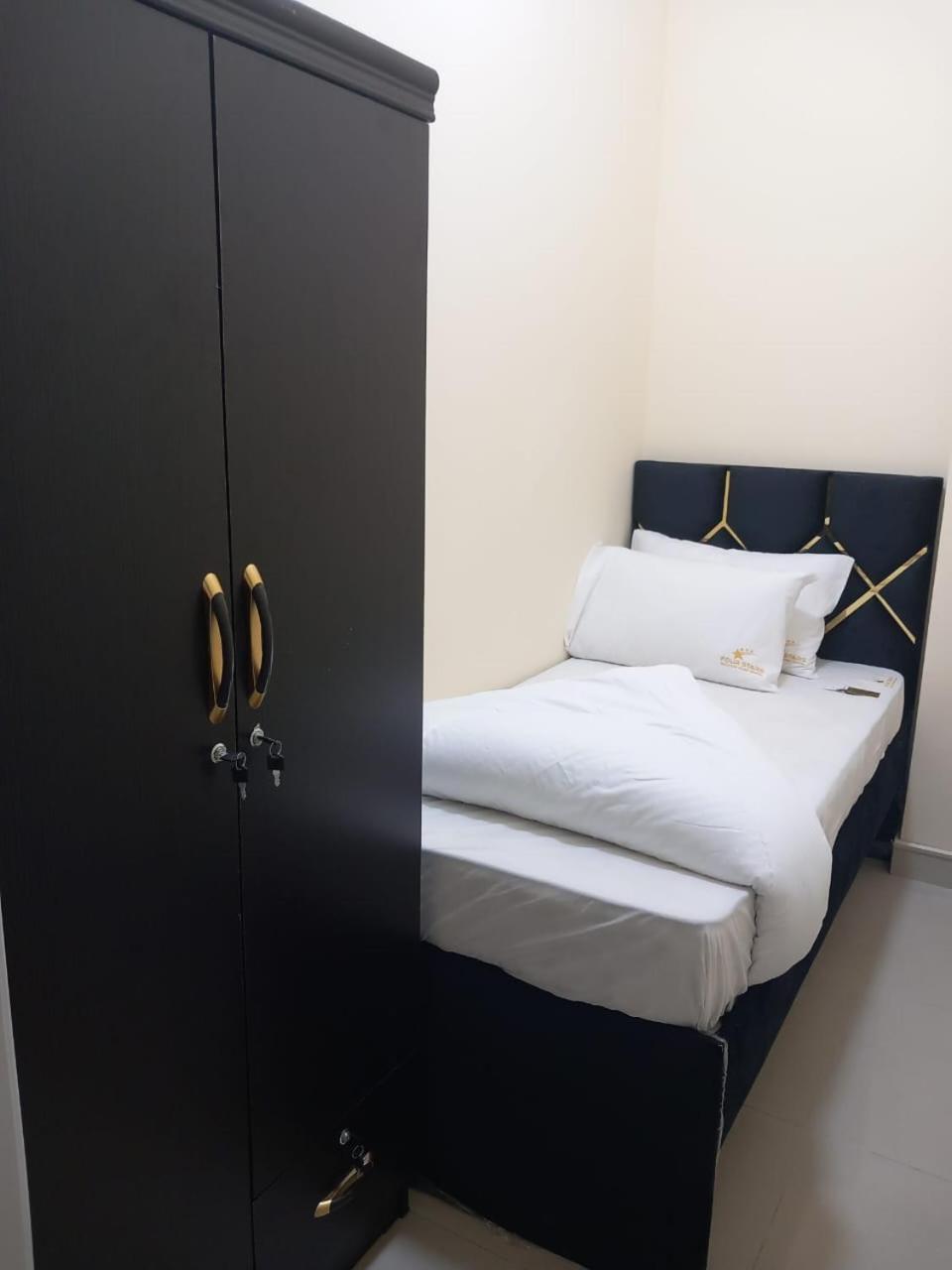 Four Stars Hostel Dubai Esterno foto