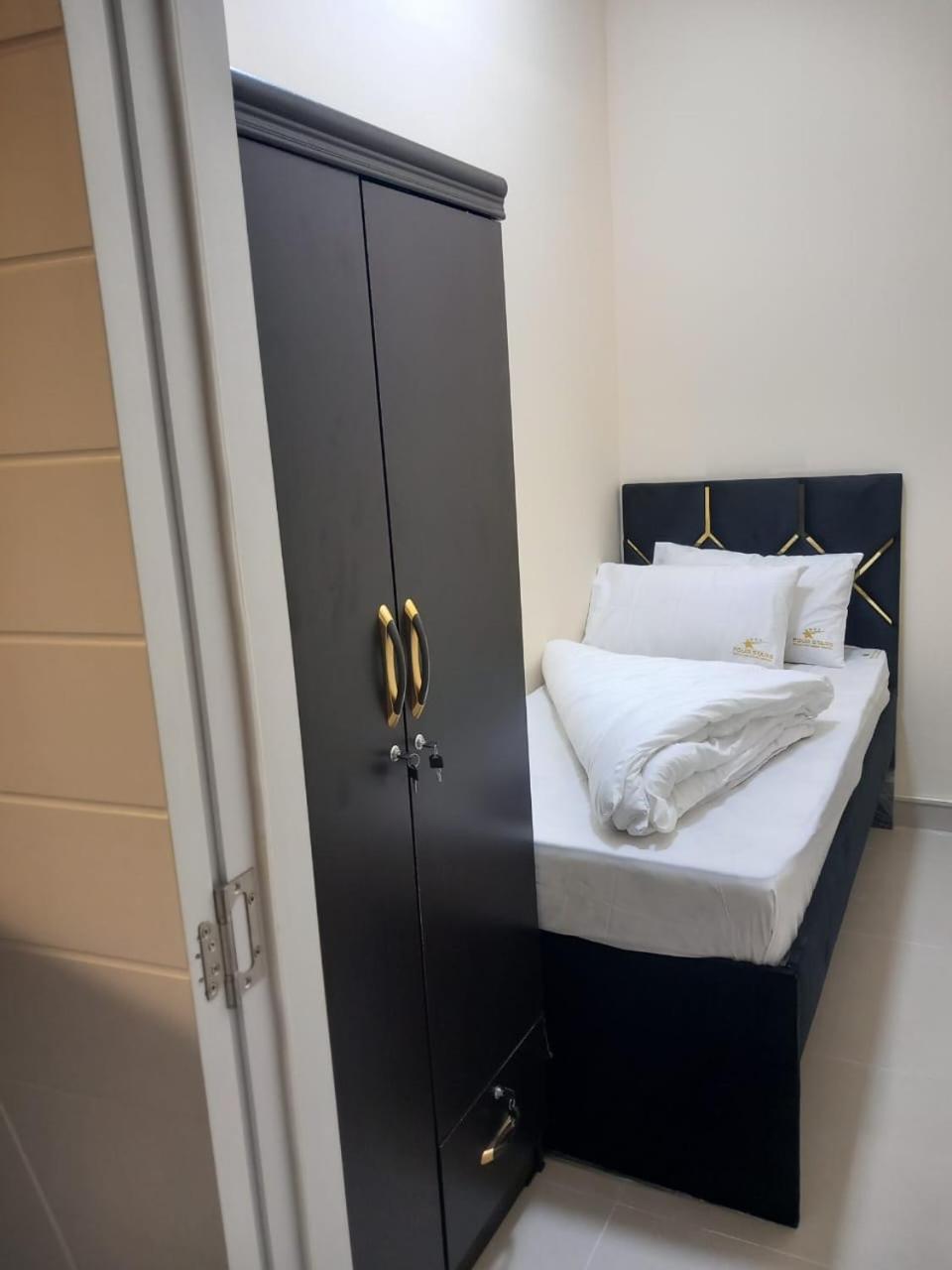 Four Stars Hostel Dubai Esterno foto