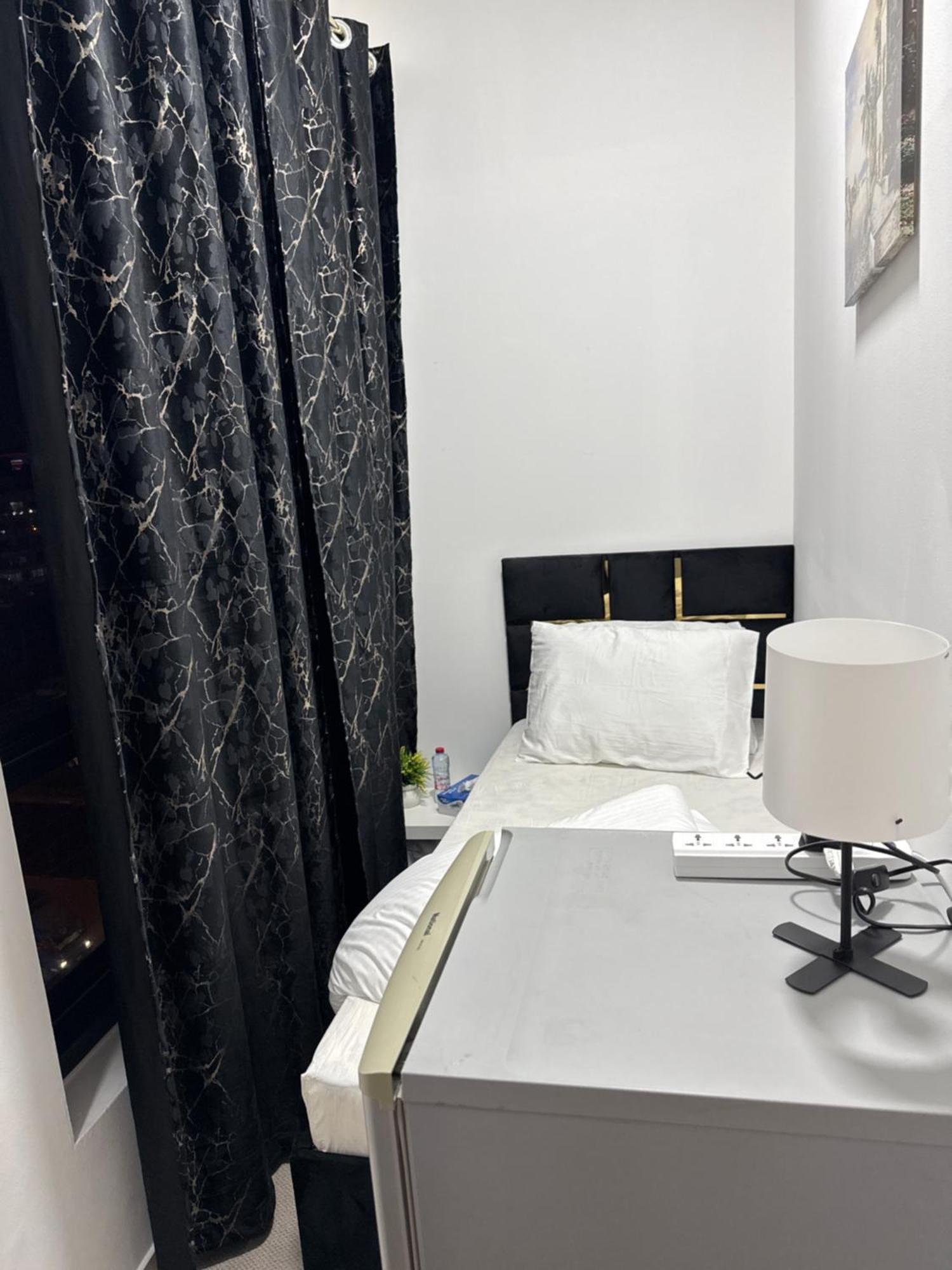 Four Stars Hostel Dubai Esterno foto