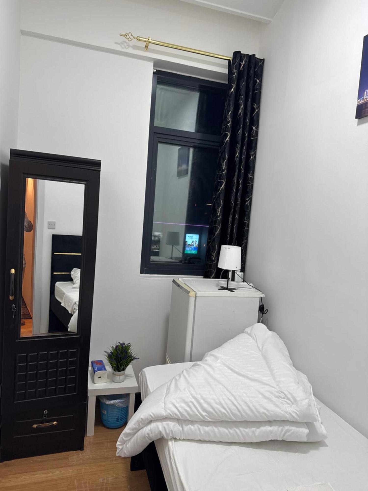 Four Stars Hostel Dubai Esterno foto